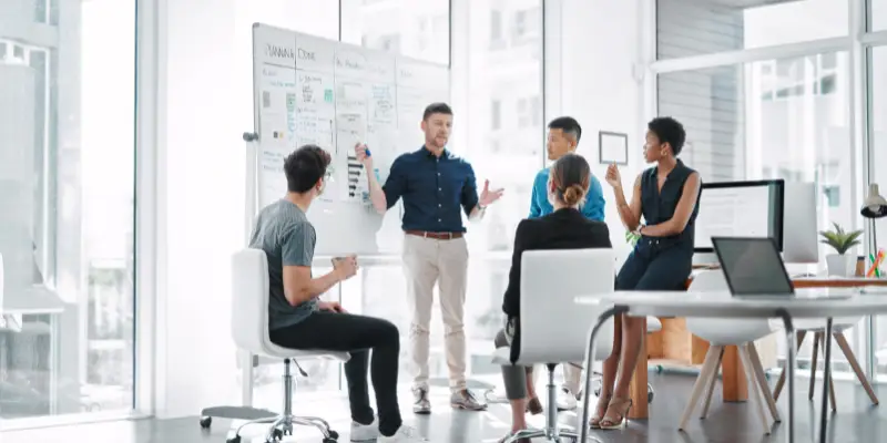 So sánh chi phí Thuê ngoài Marketing vs Tự vận hành (9)